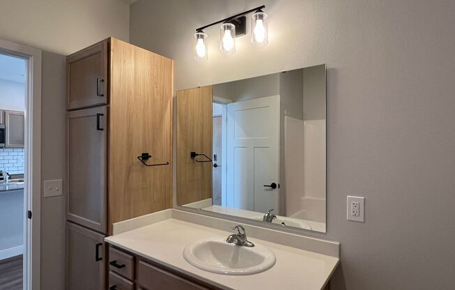 1 bed, 1 bath, 725 sqft, $1,675, Unit WR 305-229