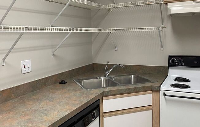 Studio, 1 bath, 700 sqft, $950, Unit 205