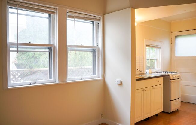 Nob Hill: Light & Bright Studio Available Early July!