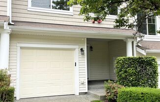 Spacious 2 Bed 2.5 Bath Townhome Style Condo in Renton