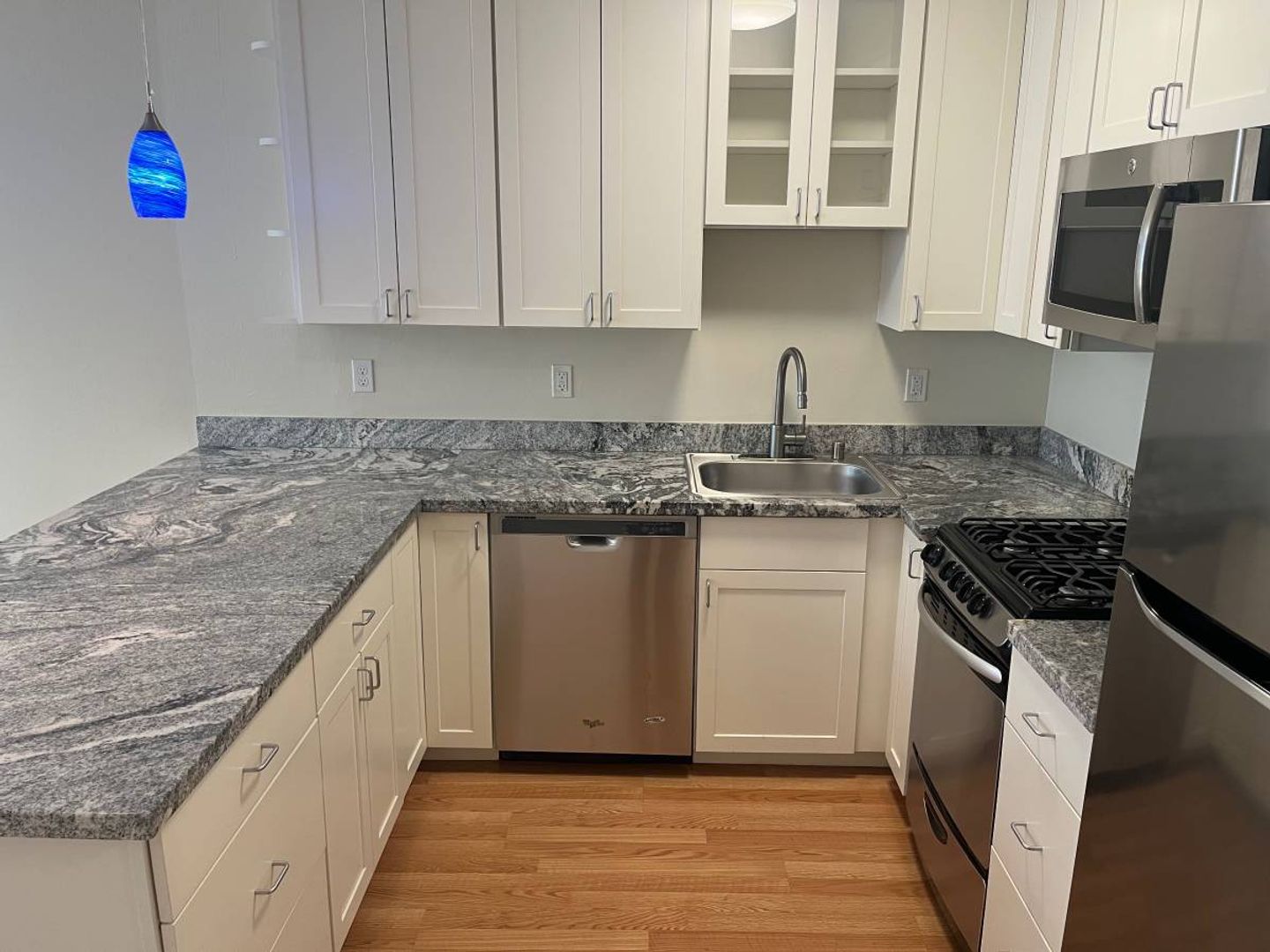 Updated Large Bedroom in the Haight**Laundry**Open Sat/Sun July 5/6 12-1 PM**