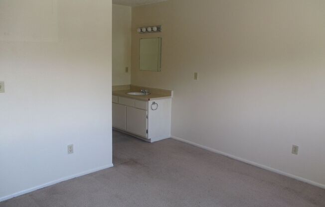 2 beds, 1 bath, 800 sqft, $2,125, Unit 14