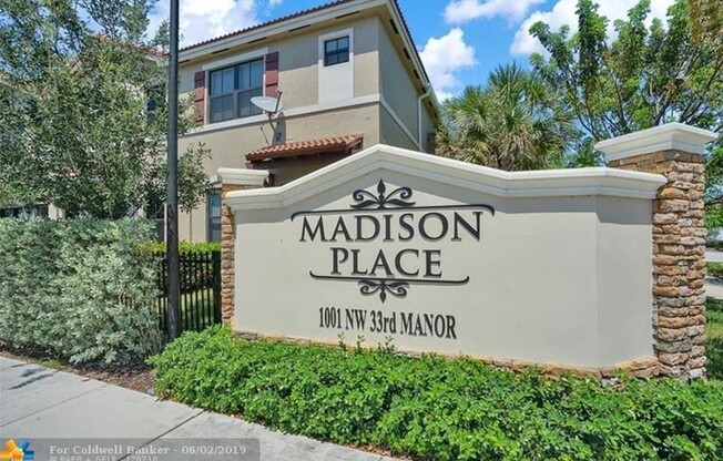 Beautiful Townhouse 3 -2.5 baths