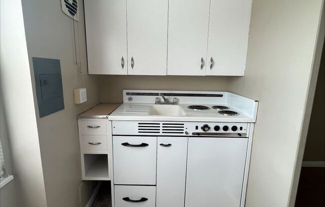 Studio, 1 bath, 380 sqft, $595, Unit 404