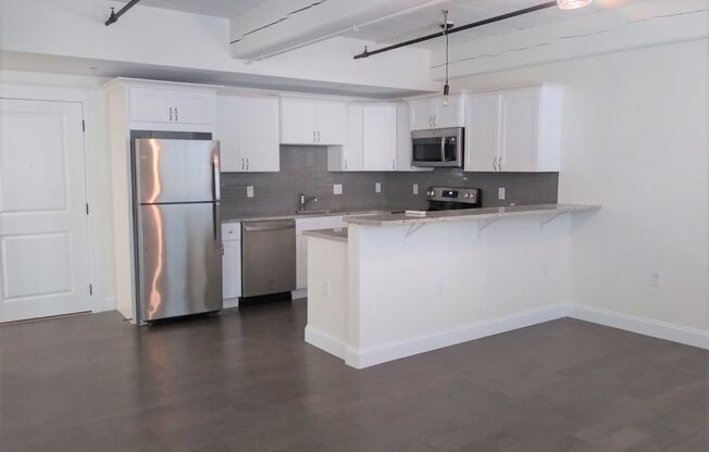 2 beds, 1 bath, 831 sqft, $2,100, Unit 102
