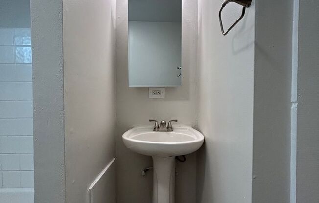 2 beds, 1 bath, $850, Unit MA9141