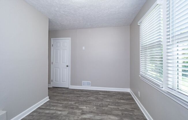 3 beds, 1 bath, $1,195, Unit 3 Country Squire Court B