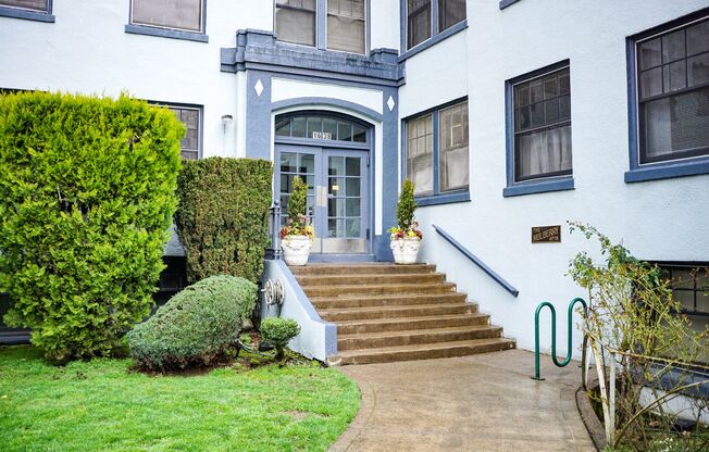Lease this Dreamy & Spacious Hosford-Abernethy Studio