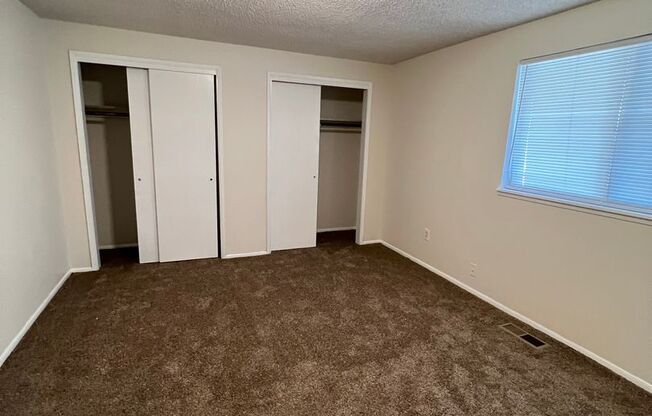 3 beds, 1 bath, 850 sqft, $1,275, Unit 4209-2