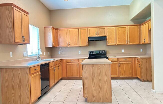 MOUNTAIN VISTA RANCH HOME WITH POOL!