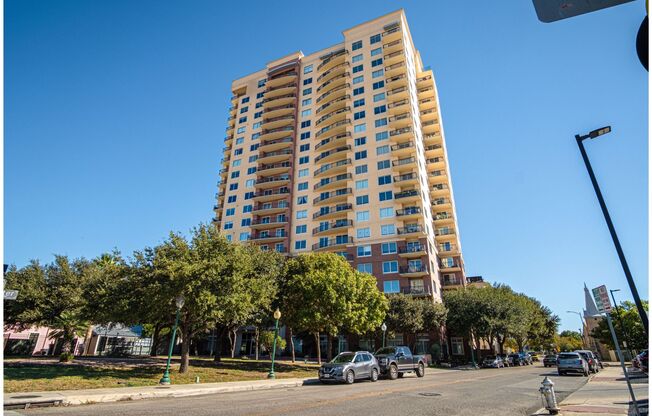 1 bed, 1.5 baths, 1,000 sqft, $1,590, Unit 504