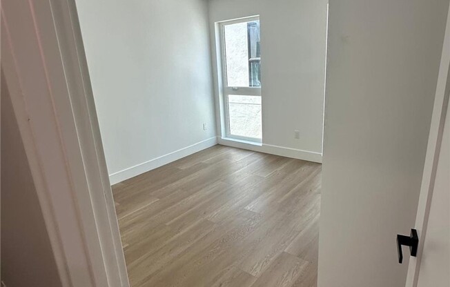 656 N MARIPOSA AVE