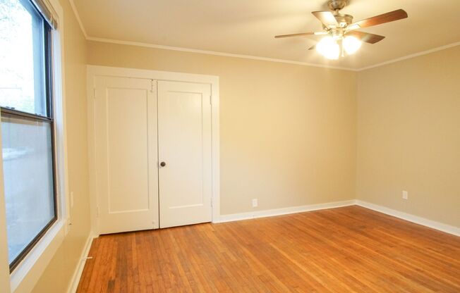 Adorable Bright Studio: H/W Flrs, Close to Shops & Restaurants!