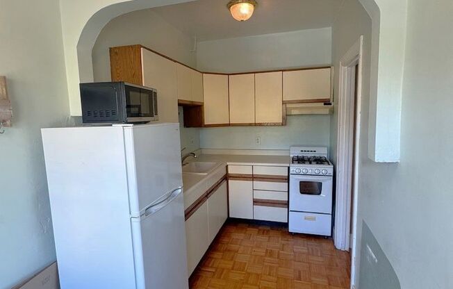 Available Now! Experience North Berkeley living! This traditional unpretentious building features a completely refreshed Studio apartment.