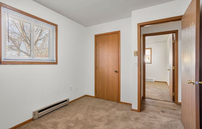 3 beds, 1 bath, $1,300, Unit Upper Unit