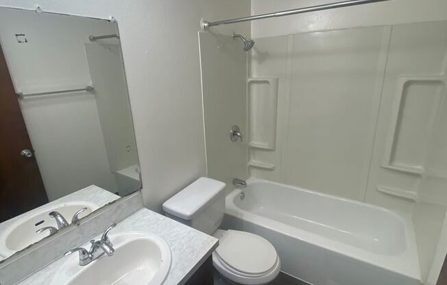 2 beds, 1 bath, 820 sqft, $1,195, Unit 2
