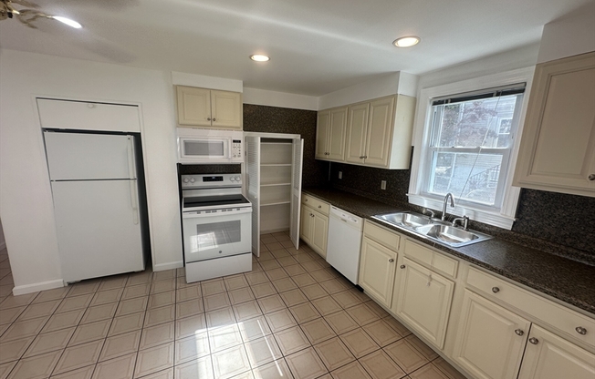 4 beds, 1 bath, 1,500 sqft, $4,600, Unit SF