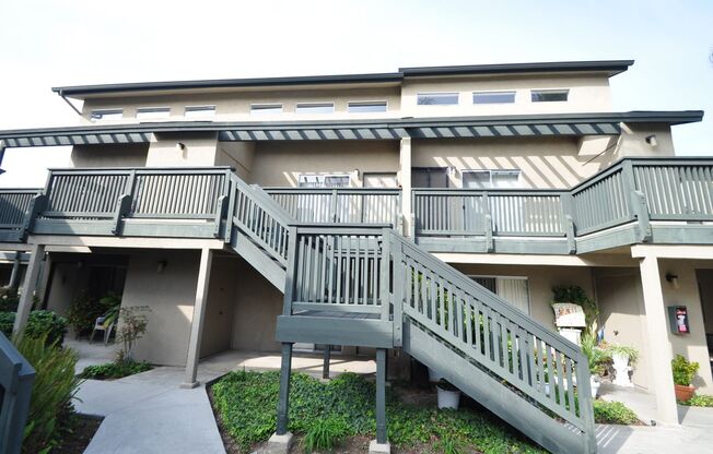 2 beds, 2 baths, 925 sqft, $2,525, Unit 27