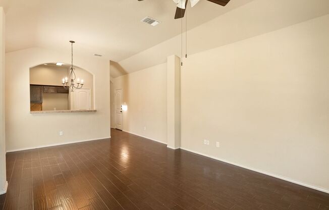 Beautiful 3 Bedroom Duplex Located in New Braunfels, Texas!