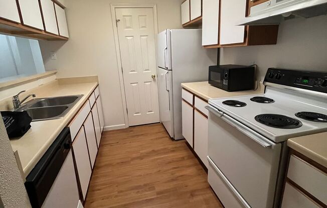 2 beds, 2 baths, 1,080 sqft, $1,189, Unit 77