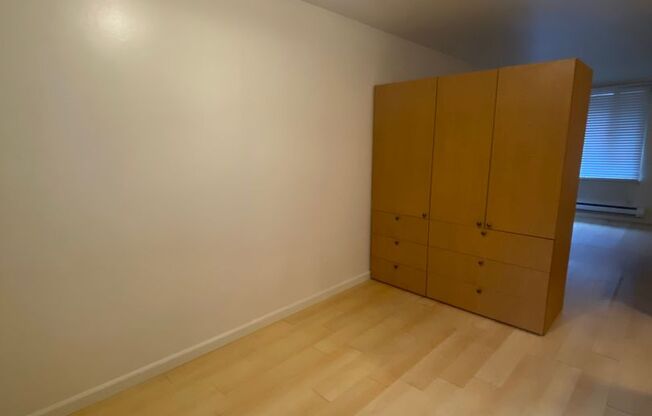 Studio, 1 bath, 425 sqft, $1,350, Unit Unit 15