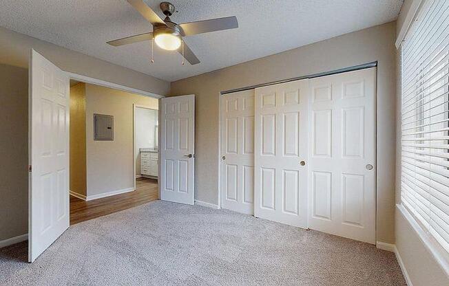 A room with a ceiling fan and carpeted floor at Spalding Vue, Peachtree Corners, GA.