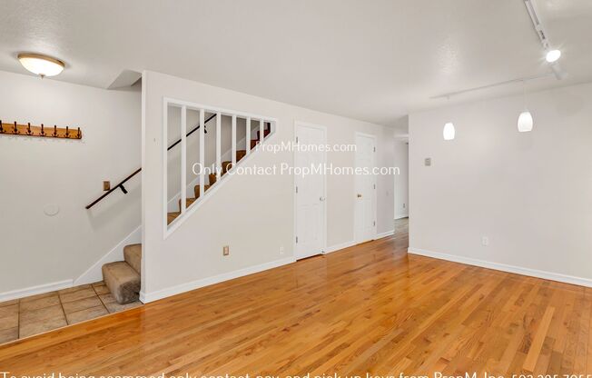 Charming Condo with Close Access to the I-5! A Commuter's Dream!