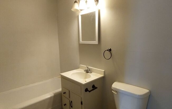 $550- 1 bed 1 bath - Duplex located in the Sunflower neighborhood