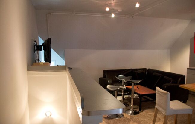 3 beds, 1 bath, $1,950, Unit 10-2