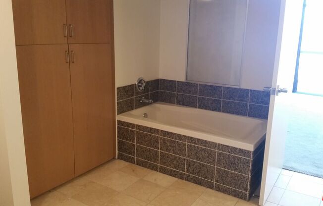 1 bed, 2 baths, 882 sqft, $4,795, Unit 1219