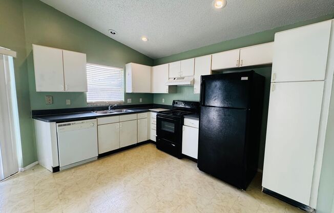 Charming 3 bedroom, 2 Bathroom Home in Kissimmee!!