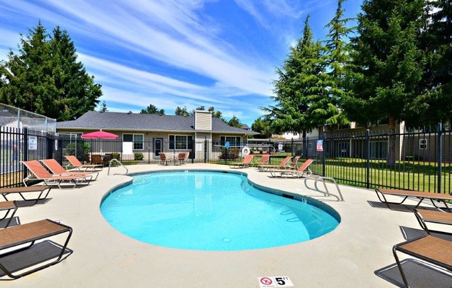 Maple Pointe Pool & Sundeck