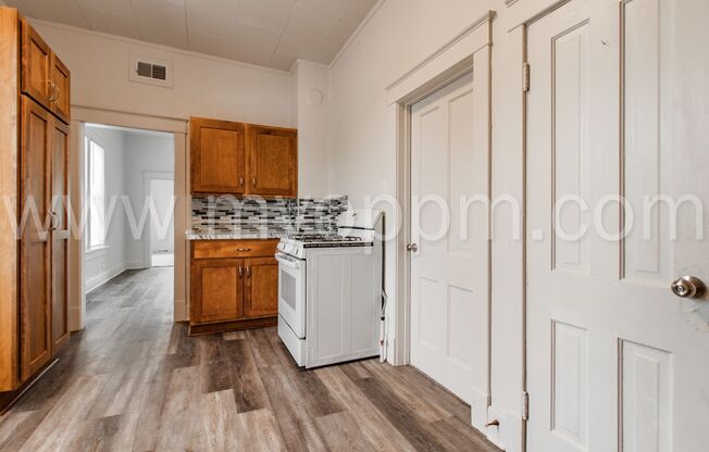 3 beds, 1 bath, 800 sqft, $1,200, Unit 402/02