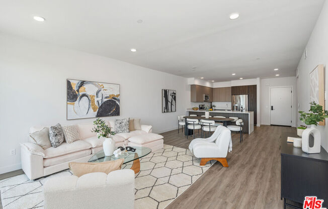 6144 WHITSETT AVE