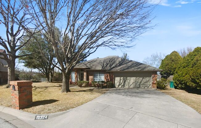 Charming 3 Bed, 2 Bath Home in Prime Fort Worth Location – Tranquil Living with City Convenience!