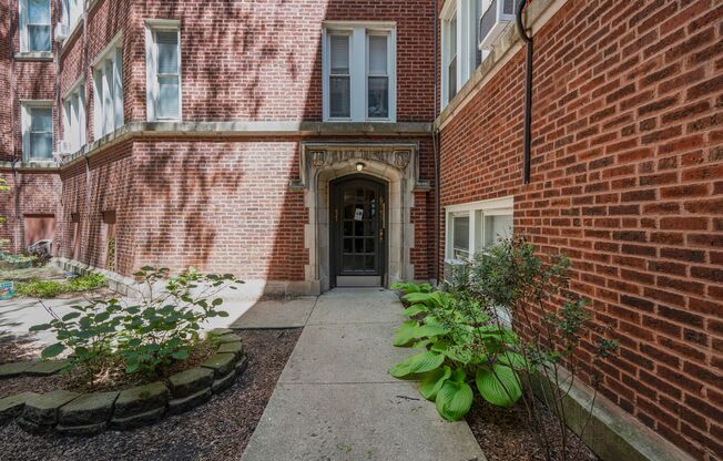 6565 N. Lakewood – Renovated Rogers Park Apartments