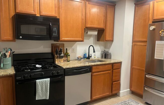 Charming 2 bedroom- Great location!