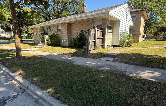 3BR SINGLE FAMILY HOME, YARD, GARAGE, FULL BASEMENT! GREAT HOME, VERY HANDY LOCATION!