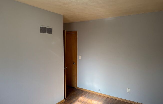 2 beds, 1 bath, $1,095