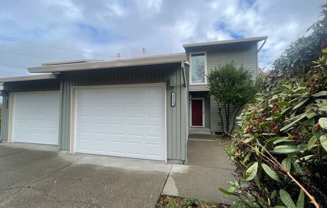 2bd/1.5Ba Duplex in NW Portland in a Quiet Bethany Neighborhood ~ Single Car Garage and Washer/Dryer Hooks Ups!!!