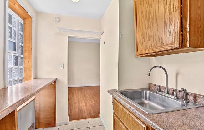 3 beds, 2 baths, 1,300 sqft, $3,300, Unit 2W