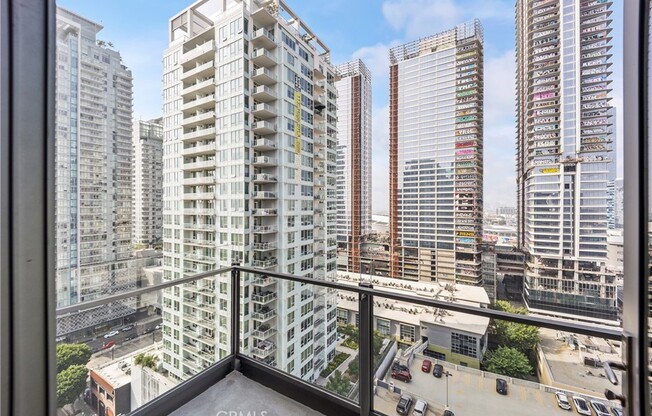 1 bed, 1 bath, 990 sqft, $3,900