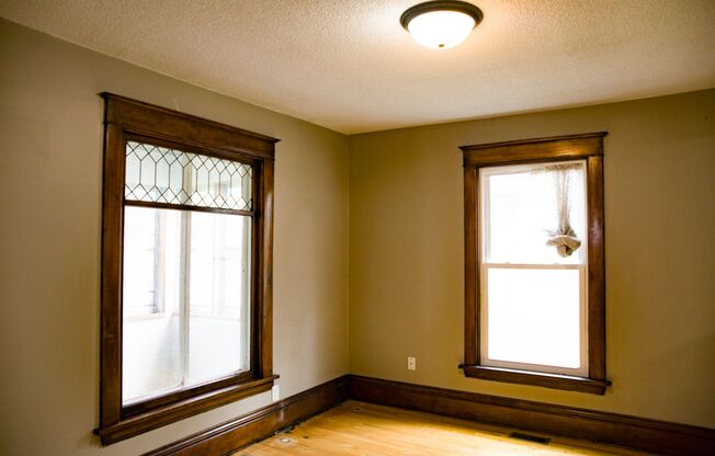 Beautiful 5 Bedroom Close by The U of M for Sept 2024!~