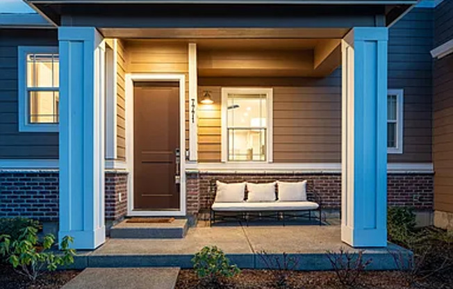 Luxury Living in Reed’s Crossing – Designer Townhome for Rent