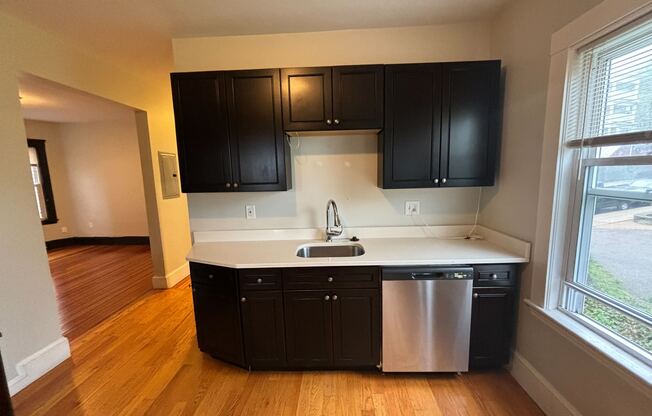 3 beds, 1 bath, $2,600, Unit 2