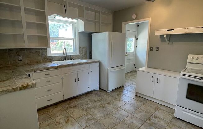 Rent Rate of $1900 if Lease Starts by 8/1/25!