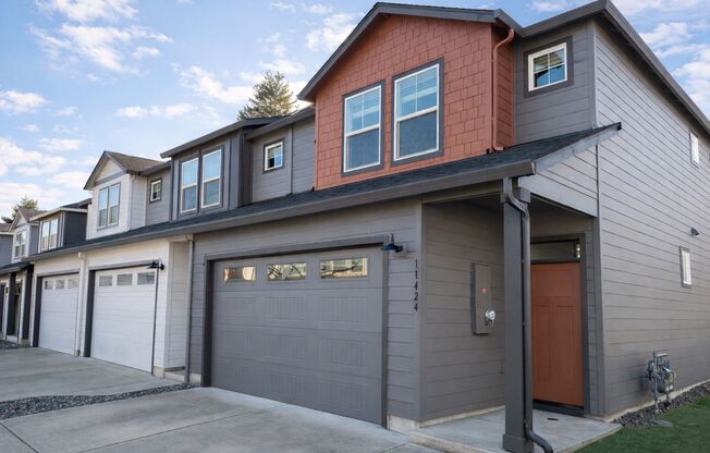 BEAUTIFUL LIKE NEW End Unit Prairie Townhome for Lease - 11424 NE 127th Ct