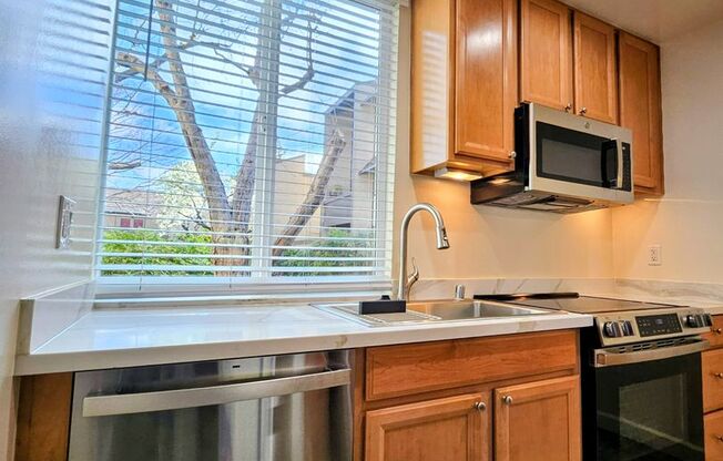 2 beds, 1 bath, 880 sqft, $2,420, Unit 9