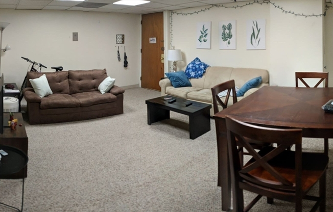 4 beds, 2 baths, $6,200, Unit R21