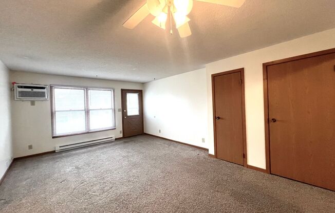 2 beds, 1 bath, $1,050, Unit A2721-A